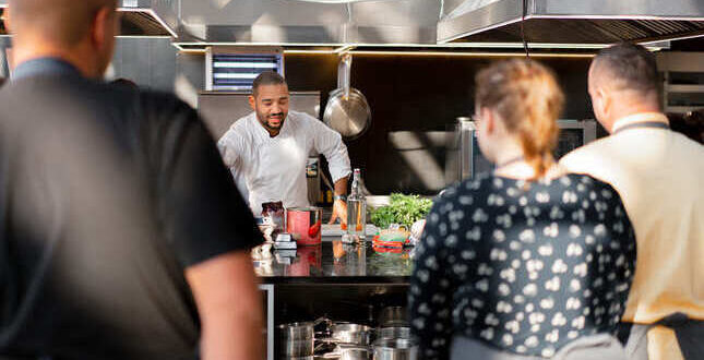 La imagen actual no tiene texto alternativo. El nombre del archivo es: capacitacion-de-personal-de-un-restaurante-645x330-2.jpg